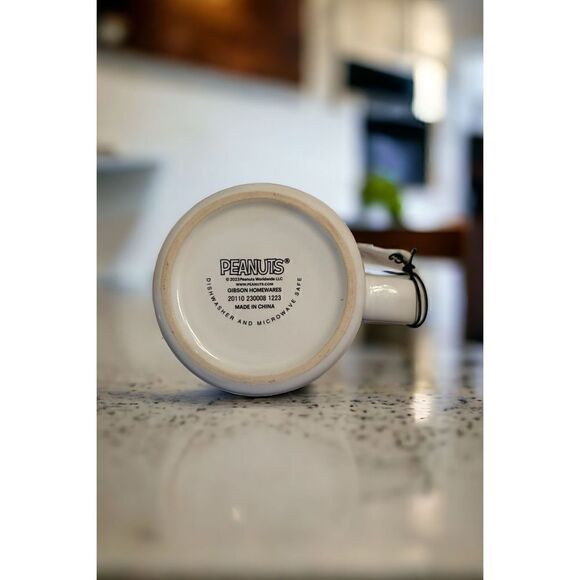 PEANUTS MUG. Snoopy and The Peanuts Gang 21 oz mug - Picture 6 of 6